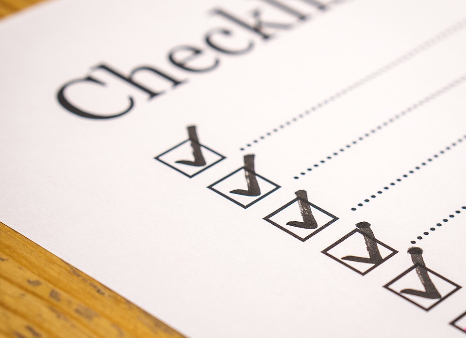 En checkliste med 5 afkrydsede felter